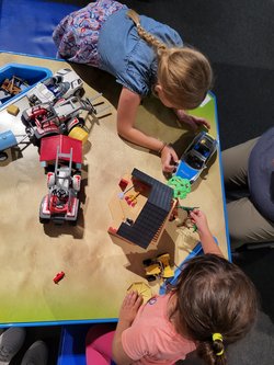 Auf den Bild sind von oben spielende Kinder zu sehen
